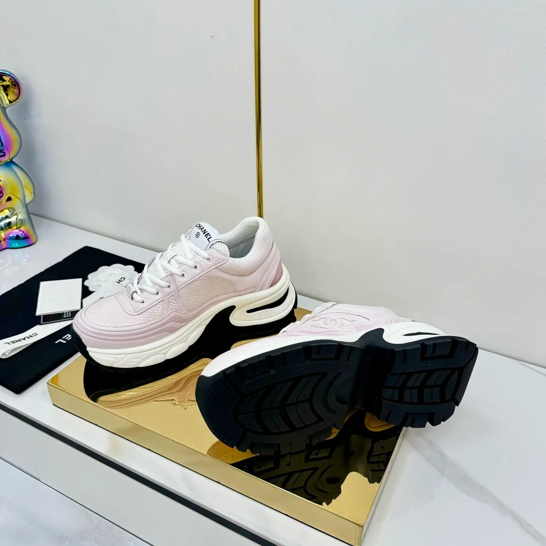 👟👟Ex-factory price 680👟👟 Upgraded version, upgraded version, upgraded version! No rebuttal accepted! ! ! ! Chanel Chanel panda shoes! 2025 counter's top casual sports shoes. This classic design; the upper is electro-embroidered with a variety of techniques; the outsole is fashionable and sporty; the unusual inclusion of a variety of color matching elements... The diversified mix and match is very good-looking and versatile, and can be used for leisure, fashion, sports, and outdoor... ꫛꫀꪝ Go➫ Materials: ❶Upper made of: original imported first-layer silk cowhide + original waterproof cloth + original first-layer cowhide ❷Inner lining: Original Yangli+Net ❸Outsole based on: Original TPU combination outsole Counter boutique packaging complete set for women 35–41 👉 👉 👉 👉